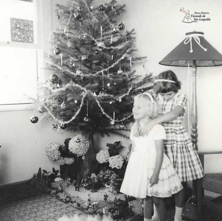 Duas meninas na árvore de Natal é uma das imagens da exposição  que inicia nesta quarta-feira, 29