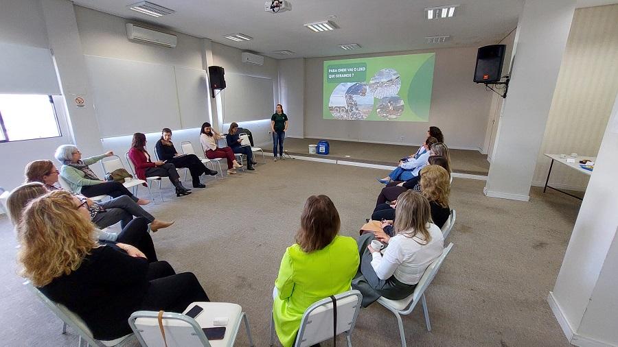 Eduarda Jaeger, engenheira ambiental da Virando a Terra, explicou o processo de compostagem de resídios orgânicos