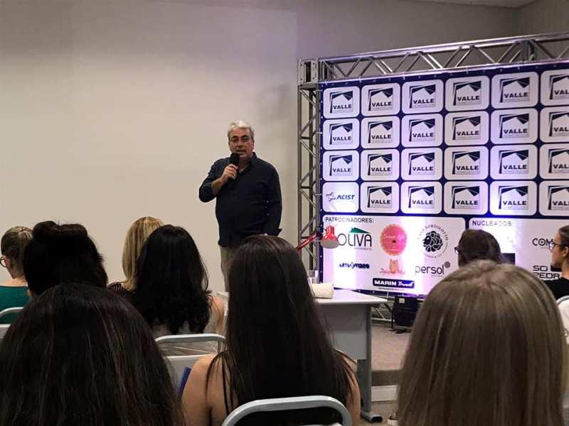 Numerólogo Oscar Ahumada palestra para o Valle HomeDecor