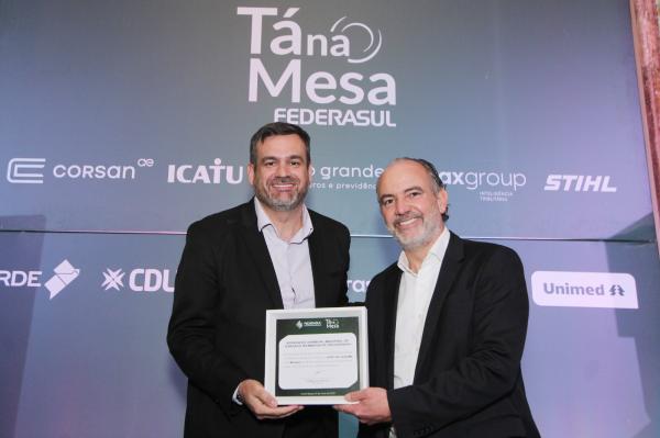 Presidente da ACIST-SL, Daniel Klafke, recebeu placa do presidente da FEDERASUL, Rodrigo Sousa Costa