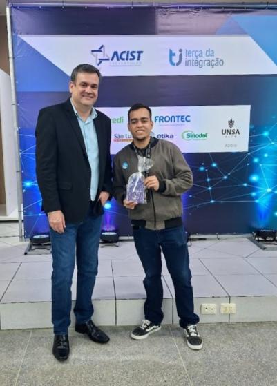 Presidente Daniel Klafke ao lado do Pedro Vitor da Rosa Machado, sócio da Clickado Comunicação Visual