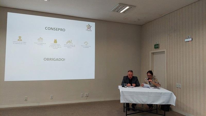 Cláudio Garcez e Regina Osinski, presidente e secretária da Assembleia Geral Ordinária do CONSEPRO São Leopoldo