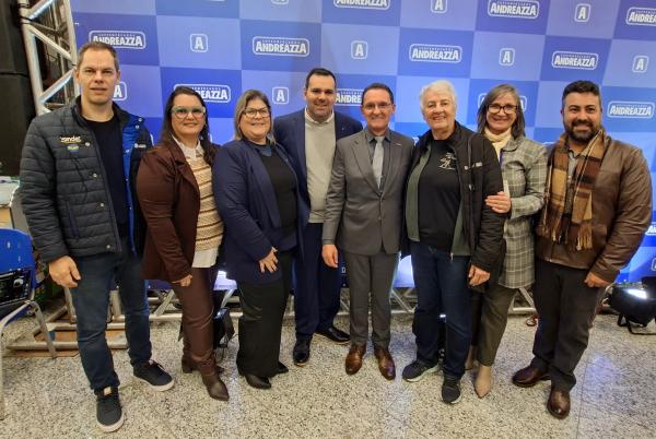 Representantes da ACIST-SL junto com o diretor do grupo, Mauro Andreazza, ao centro