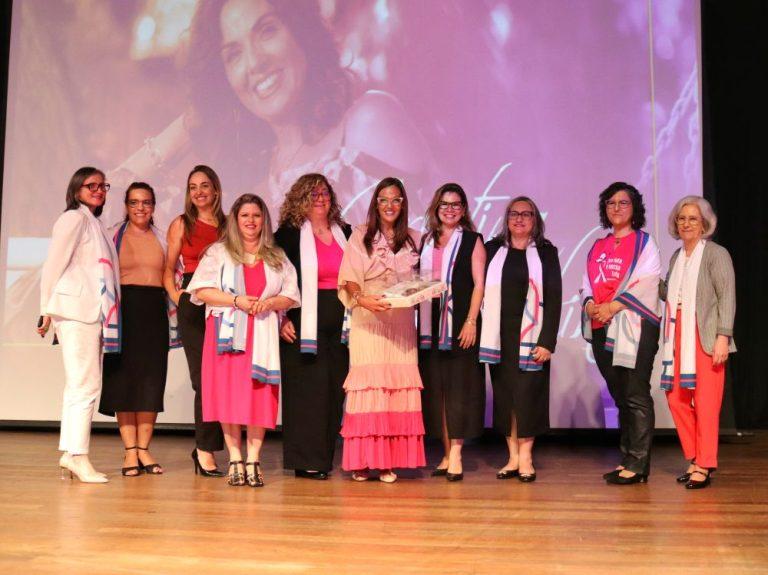 Empreendedoras da ACIST-SL entregaram presente para a jornalista