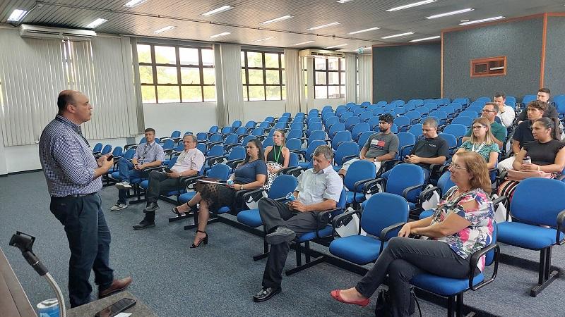 Grupo conhecer o auditório da Unitec 1