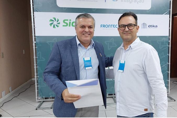 Márcio Hiller, da Clio Comex  e Marcelo Mariani, vice-presidente de Indústria da ACIST-SL