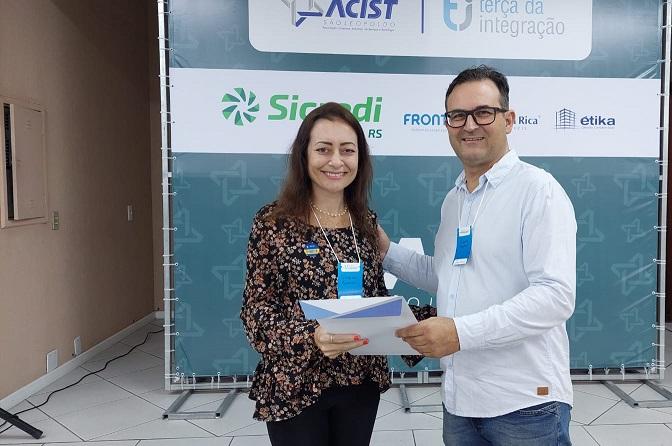Pérola Leandra Machado, da Perola Organizer e Marcelo Mariani, vice-presidente da ACIST-SL
