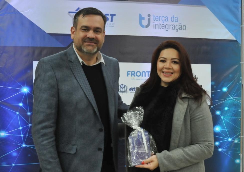 Presidente da ACIST-SL ao lado da empreendedora Pamela Maia, proprietária da empresa Luminy RH