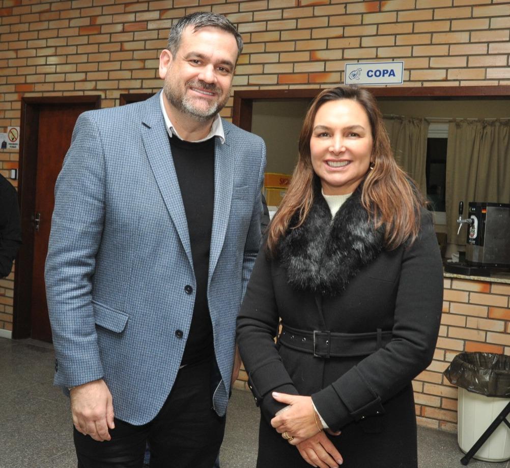 Presidente Daniel Klafke e prefeita em exercício Regina Caetano