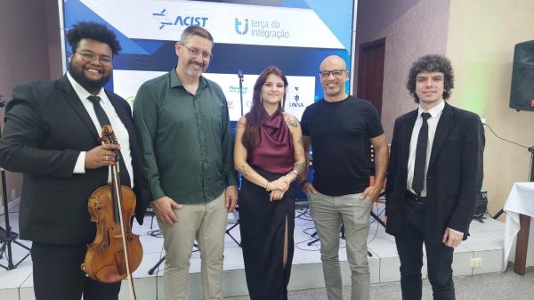 Músicos da Presto Produções com Tiago Schmidt presidente do Conselho de Administração da Sicredi Pioneira
