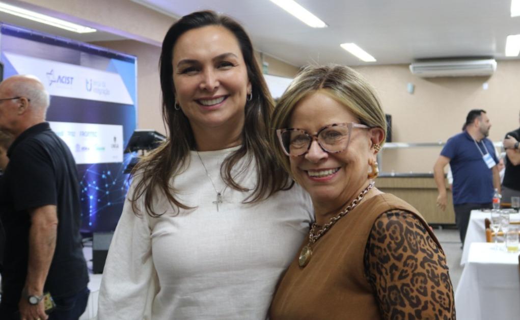Vice-prefeita Regina Caetano e a colunista do Jornal VS, Inez Lima